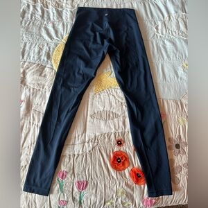 Women’s Lululemon full length navy leggings size 6
